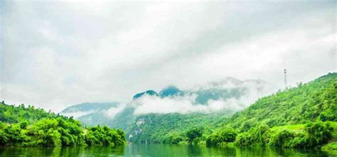 水是眼波橫 山是眉峰聚